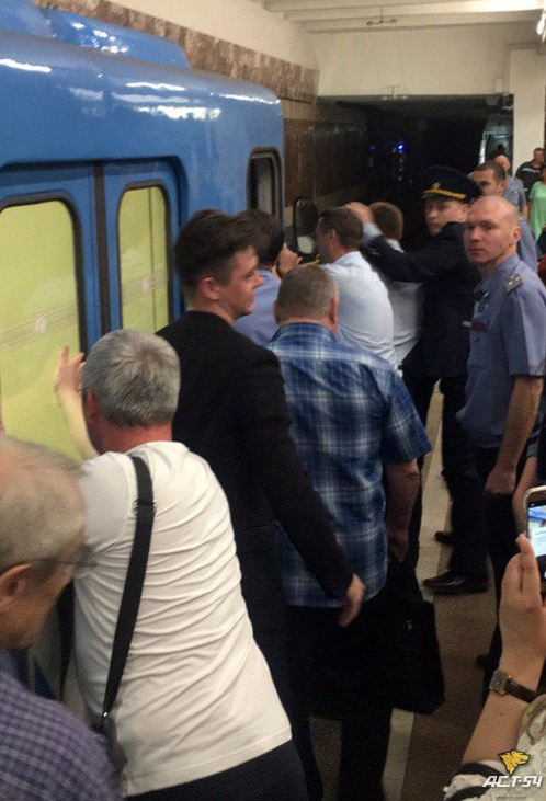 Жителям Новосибирска пришлось толкать сломавшийся поезд метро, чтобы уехать
