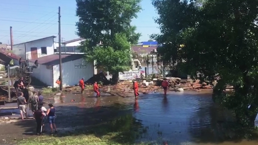 Устранение последствий подтопления в городе Тулун. Фото РИА Новости