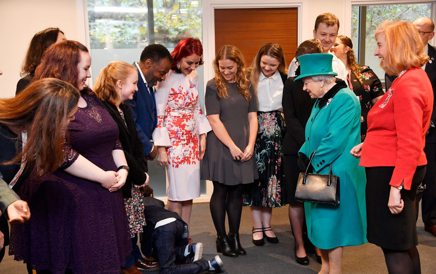 Застенчивый мальчик. Фото AFP