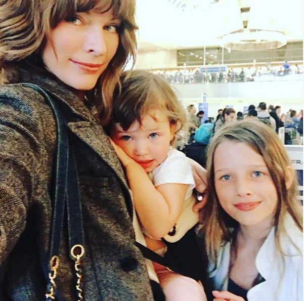 Милла Йовович с дочерьми. Фото instagram.com/millajovovich/