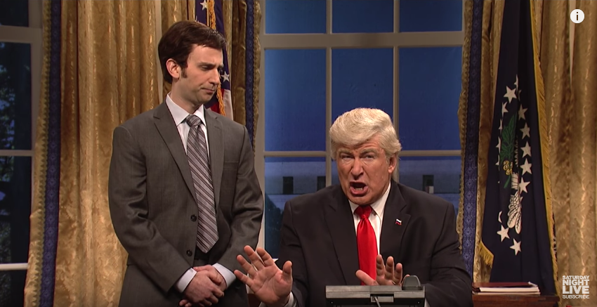 Дональд Трамп и его помощник. Фото Скриншот с официального YouTube канала Saturday Night Live.