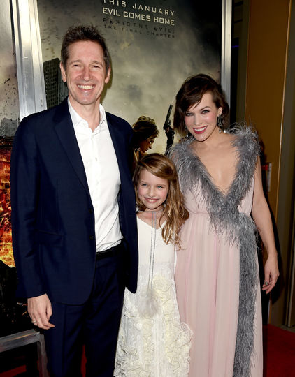 Милла Йовович с мужем Полом Андерсоном и дочерью Эвой. Фото Getty