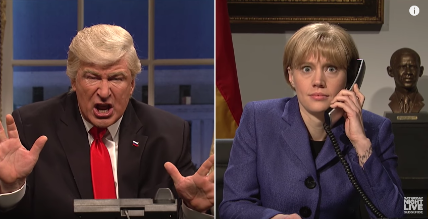 Дональд Трамп беседует с канцлером Германии Ангелой Меркель. Фото Скриншот с официального YouTube канала Saturday Night Live.