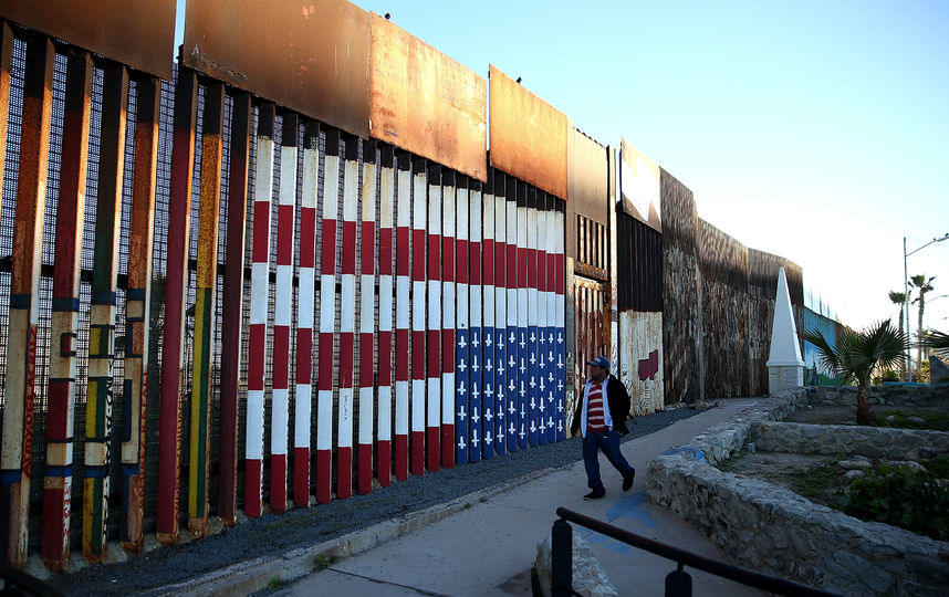 Американские компании начали сражение за право строить стену на границе США и Мексики