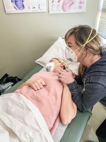 Коронавирус не мешает счастью матери и дочки. Фото предоставила Бреанна Локвуд