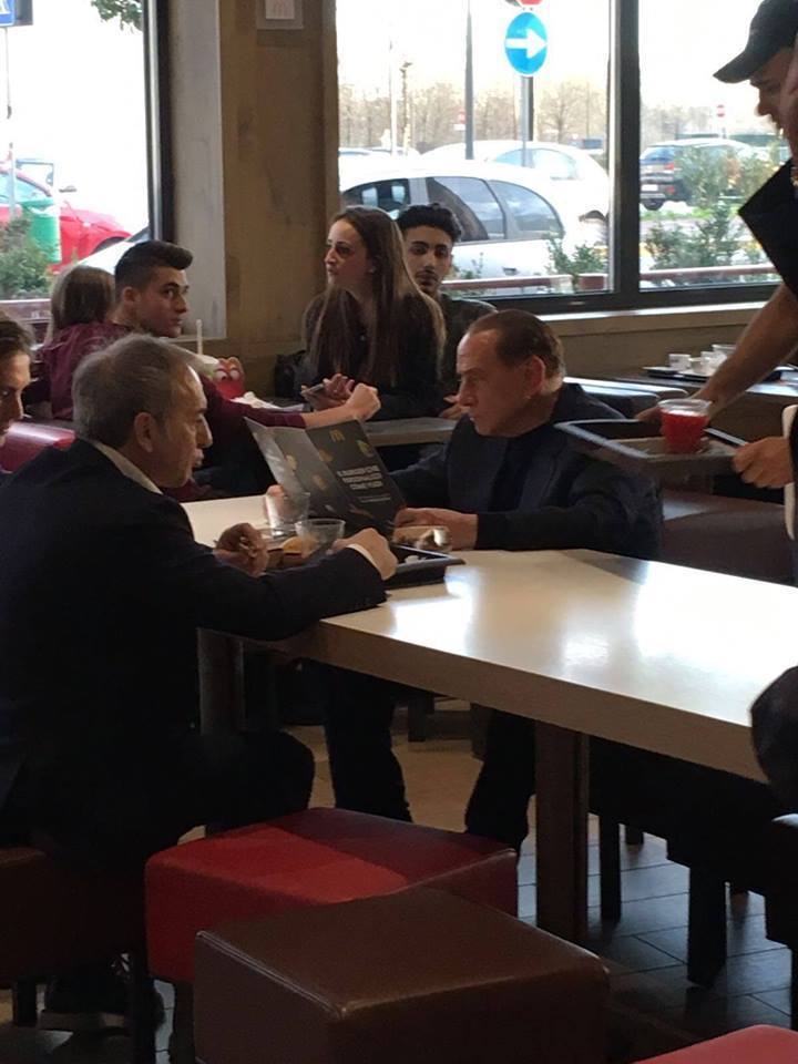 Берлускони пообедал в McDonald's