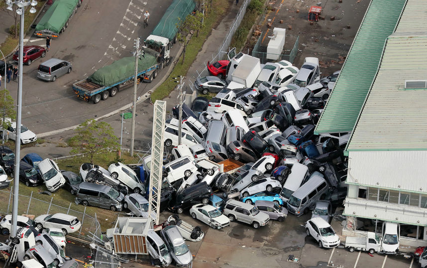 Последствия тайфуна «Джеби» в Японии. Фото AFP