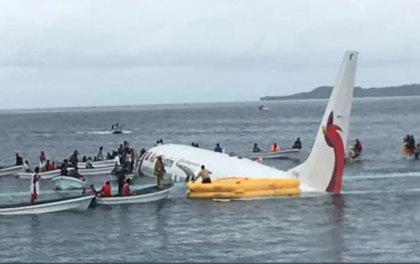 Boeing с 36 пассажирами на борту совершил аварийную посадку на воду в Микронезии