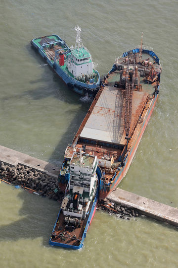 Последствия тайфуна «Джеби» в Японии. Фото AFP