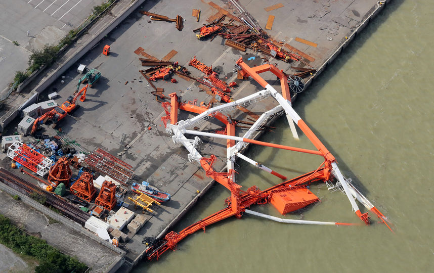 Последствия тайфуна «Джеби» в Японии. Фото AFP