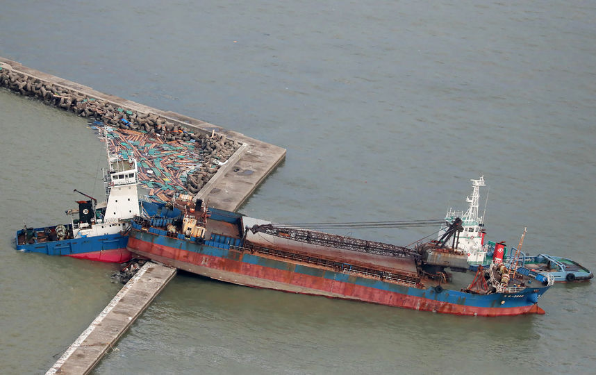 Последствия тайфуна «Джеби» в Японии. Фото AFP