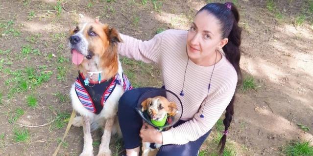Наталия Грандовская с двумя подопечными. Милли (тогда ещё Линда) – та, которая меньше.