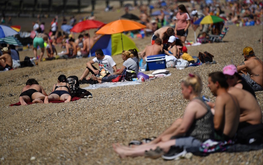 Так 25 мая выглядят британские пляжи. Фото AFP