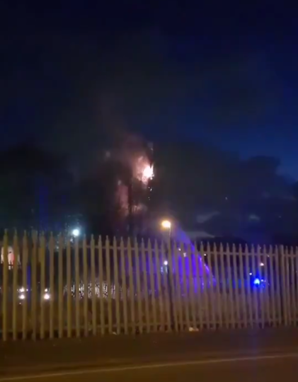 Горящая вышка сотовой связи 5G в Бирмингеме. Фото скриншот видео twitter @imjustbrum
