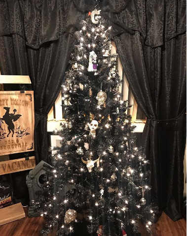 Чёрная ёлка. Фото instagram.com/devlldoll