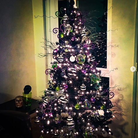 Чёрная ёлка. Фото instagram.com/lecymae.hem