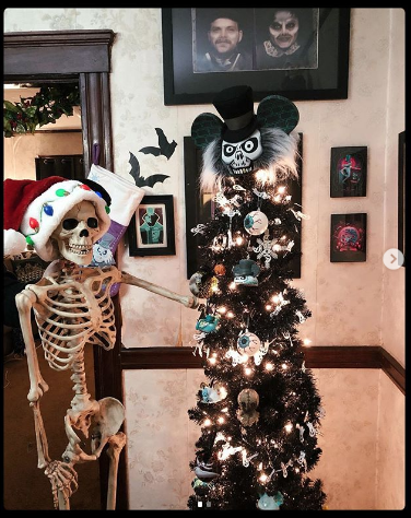 Чёрная ёлка. Фото instagram.com/kreeturefeature