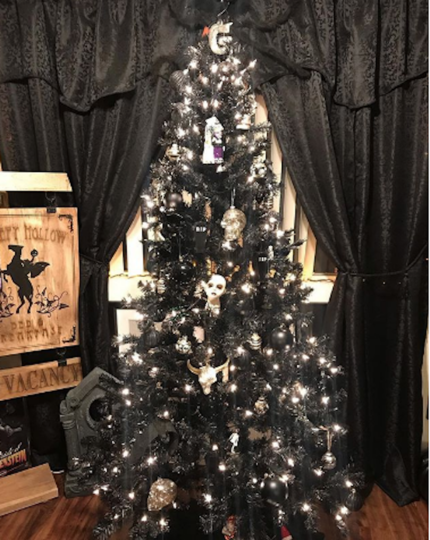Чёрная ёлка. Фото instagram.com/devlldoll