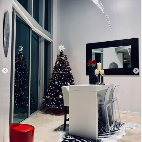 Чёрная ёлка. Фото instagram.com/osgood_21