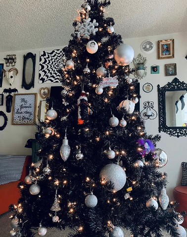 Чёрная ёлка. Фото instagram.com/crystwal_ayala