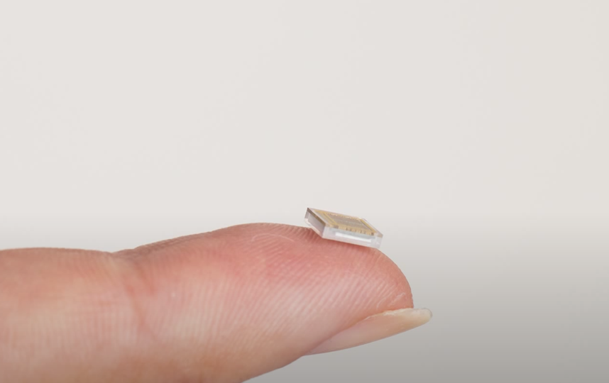 Размер чипа Neuralink. Фото Скриншот презентации Neuralink, Скриншот Youtube