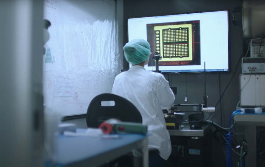 Разработка чипа. Фото Скриншот презентации Neuralink, Скриншот Youtube