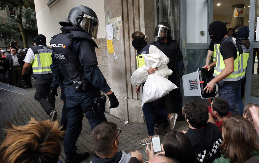 Число пострадавших при столкновениях с полицией в Каталонии увеличилось – фото