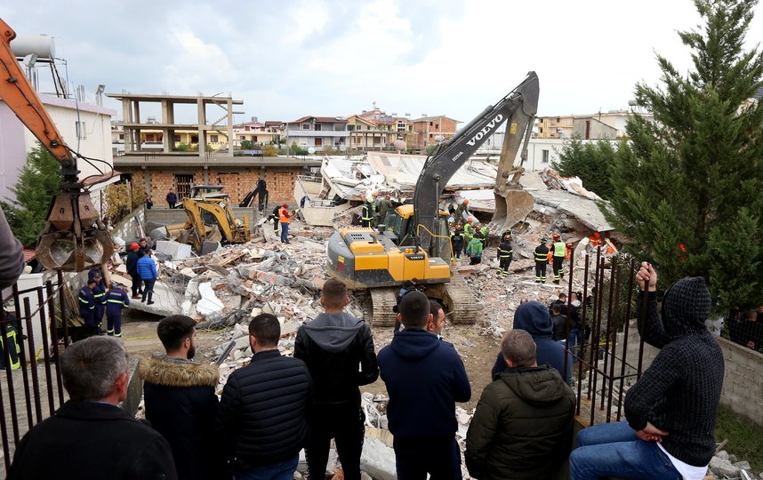 Работники экстренных служб продолжают поисково-спасательные операции. Фото AFP