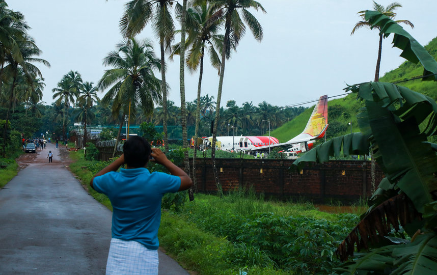 Судя по опубликованным кадрам, больше всего пострадала передняя часть самолёта и кабина пилотов. Фото AFP