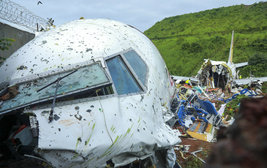 Судя по опубликованным кадрам, больше всего пострадала передняя часть самолёта и кабина пилотов. Фото AFP