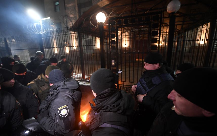 Радикальные активисты пытались произвести атаку на здание российского посольства в Киеве. Фото AFP