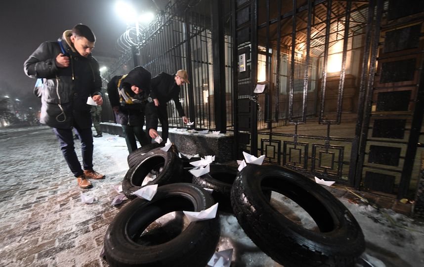 Радикальные активисты пытались произвести атаку на здание российского посольства в Киеве. Фото AFP