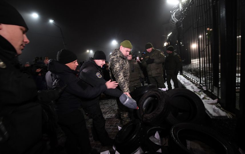 Радикальные активисты пытались произвести атаку на здание российского посольства в Киеве. Фото AFP