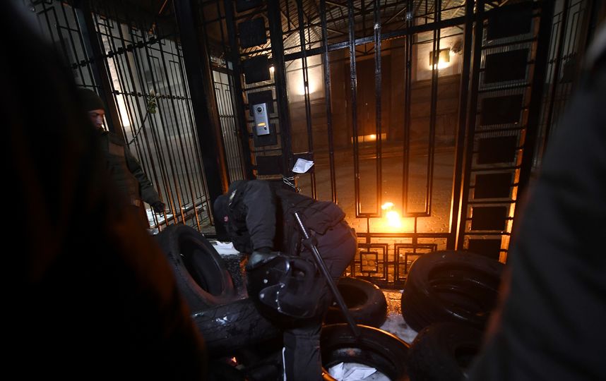 Радикальные активисты пытались произвести атаку на здание российского посольства в Киеве. Фото AFP