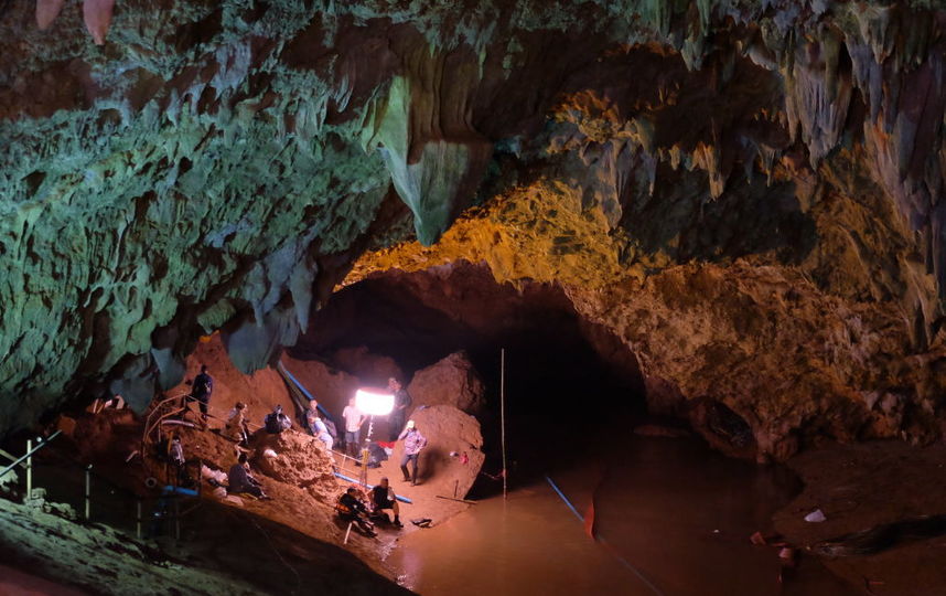 Дайвер погиб по время операции по спасению детей из пещеры в Таиланде. Фото Getty
