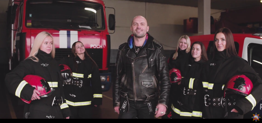 В ролике приняли участие работники МЧС и члены их семей. Фото Скриншот https://www.youtube.com/watch?v=3u4xVV7y1Bo, Скриншот Youtube