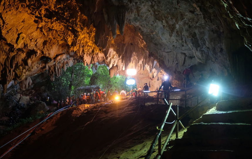 Дайвер погиб по время операции по спасению детей из пещеры в Таиланде. Фото Getty