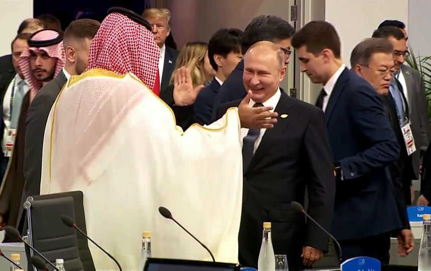 Дай пять! Видео с приветствием Путина и принца Саудовской Аравии обсуждают в Сети