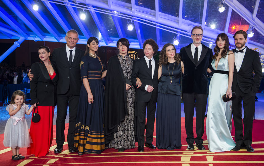 Дакота Джонсон и другие на кинофестивале. Фото AFP