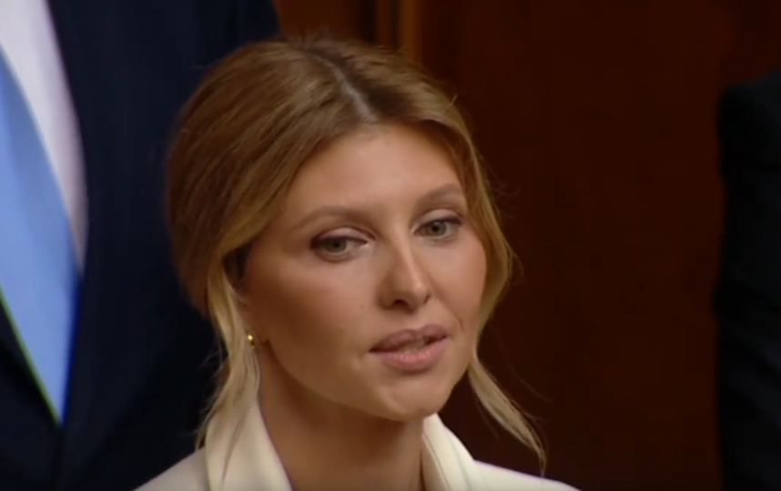 Елена Зеленская на инаугурации мужа. Фото скриншот: youtube.com/watch?v=amnlvRarssg