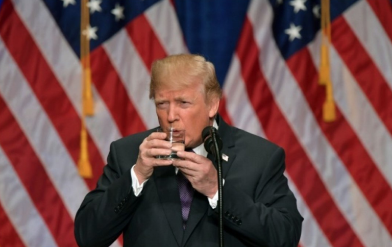 Символом немощности Трампа стал стакан с водой – его он держит двумя руками.... Фото Скриншот Twitter @everybodyzzmama