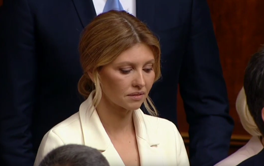 Елена Зеленская на инаугурации мужа. Фото скриншот: youtube.com/watch?v=amnlvRarssg