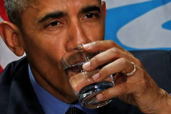 ...в то время как Обама держит стакан воды одной рукой, "играючи". Фото Скриншот Twitter @everybodyzzmama