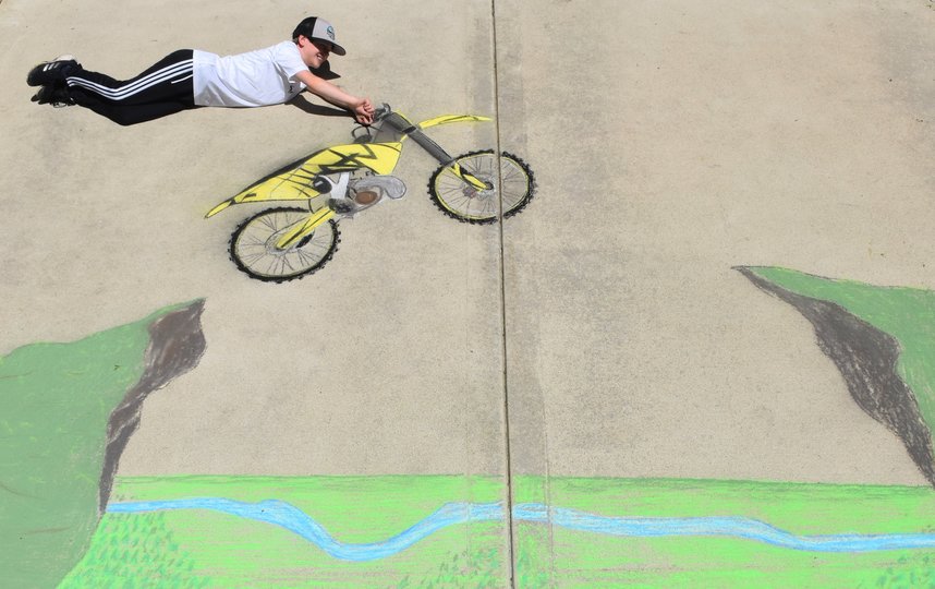 Прыжок на мотоцикле. Фото @macairesmuse