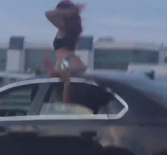 Девушка танцует тверк на крыше машины. Фото twitter.com/BillyCorben