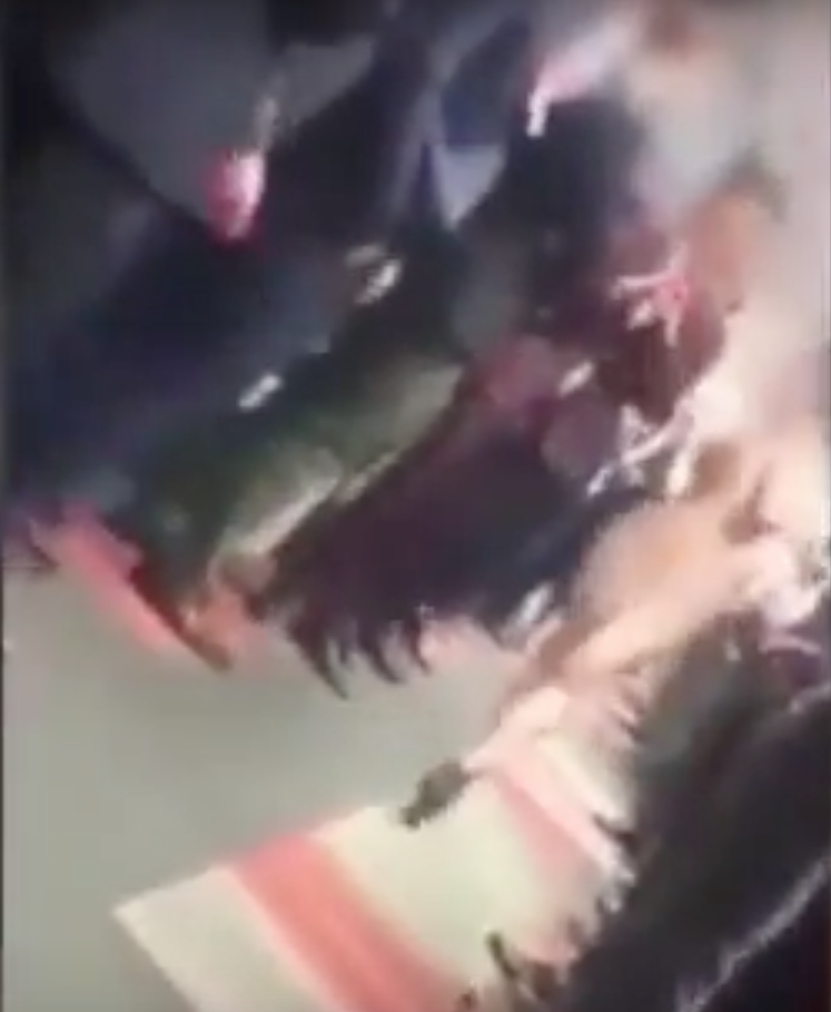 Девушка прошлась голой по офису ради прибавки к зарплате: видео