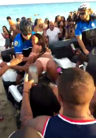 Девушка танцует тверк на крыше машины. Фото twitter.com/rachhdionn