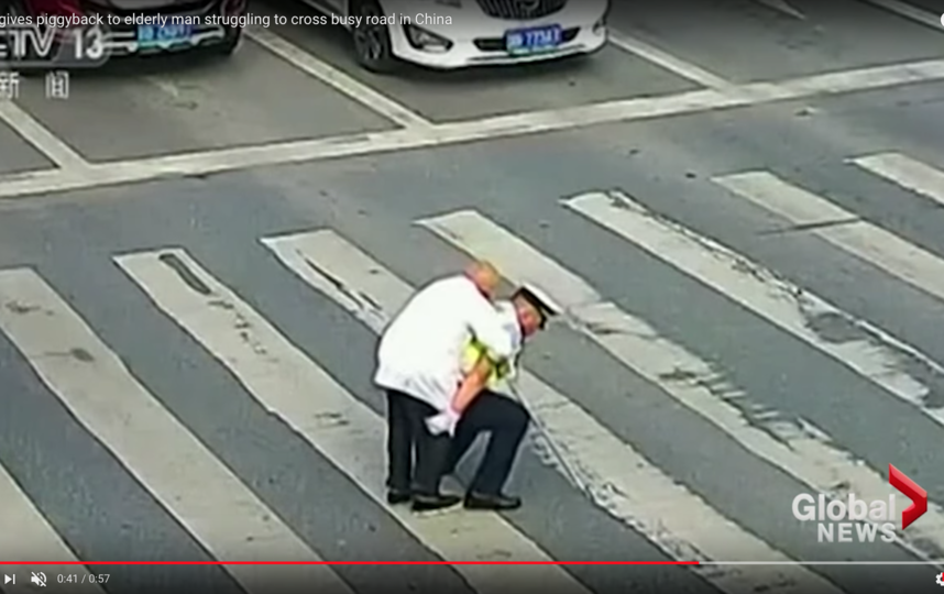 Добрый полицейский перенёс пожилого дедушку на себе через дорогу