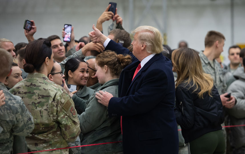 Дональд и Мелания Трамп с американскими военнослужащими на базе Рамштайн. Фото AFP