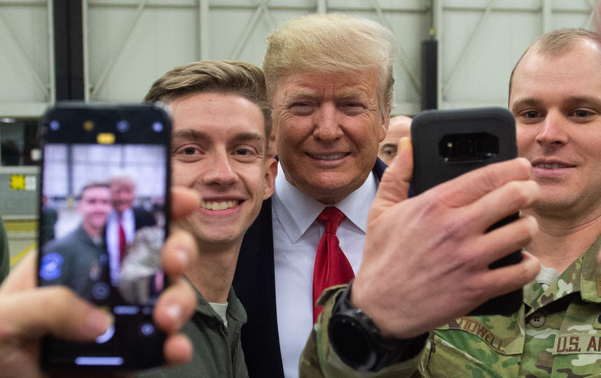 Дональд и Мелания Трамп с американскими военнослужащими на базе Рамштайн. Фото AFP